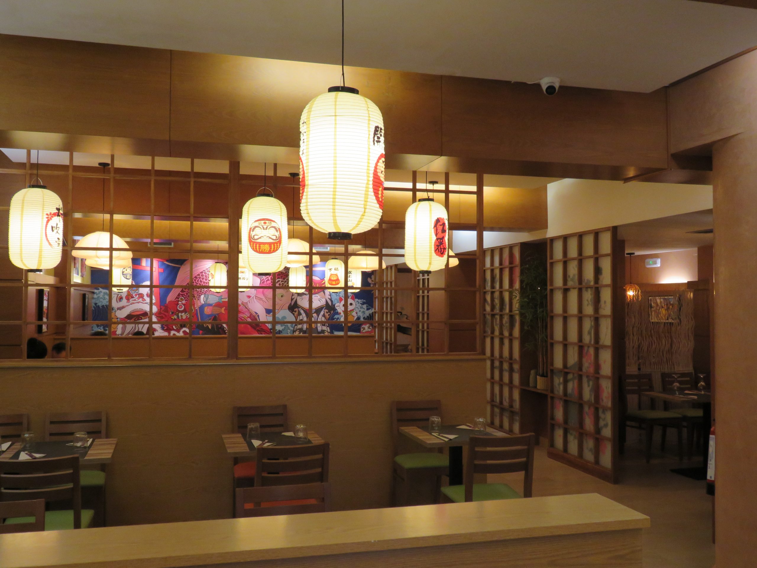 Interior moderno y acogedor de Micazo Ramen, restaurante japonés en Ourense, con una atmósfera tranquila y elegante