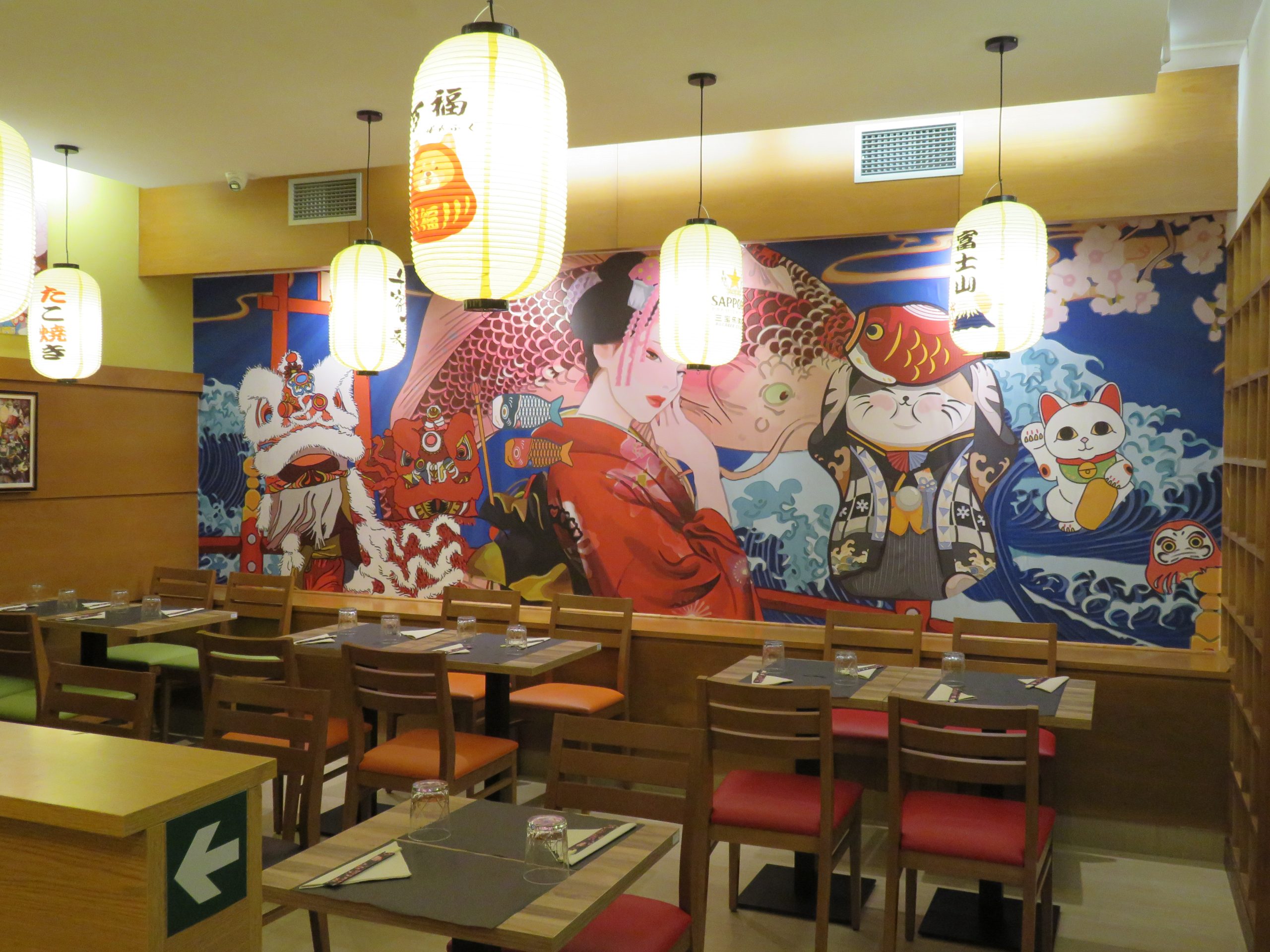 Interior del restaurante Micazo en Ourense, con decoración japonesa que ofrece un ambiente acogedor y moderno.